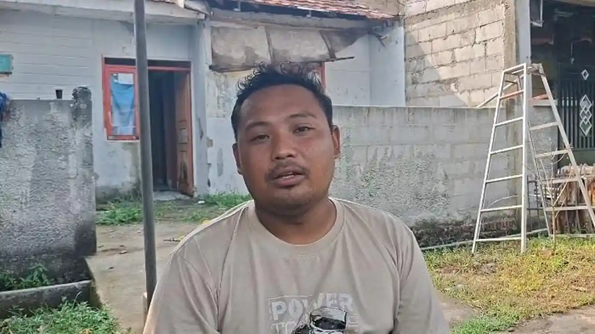 KECELAKAAN KERETA- Suasana kediaman Ristuti Kustirahayu (37) menjadi salah satu korban tewas kecelakaan antara kereta jarak jauh KA Argo Bromo Anggrek dan KRL Commuter Line di Stasiun Bekasi Timur, Senin (27/4/2026) malam. Korban merupakan warga Perumahan Sukamanah Residence Blok A47 nomor 4 RT 004 RW 013, Desa Sukamanah, Kecamatan Sukatani, Kabupaten Bekasi. (Muhammad Azzam/ Tribun Bekasi). 