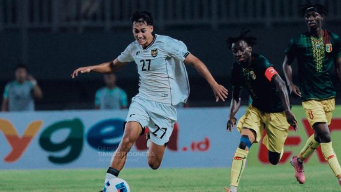 BERDUEL - Aksi penyerang Timnas U22 Indonesia, Rafael Struick (kiri) dalam laga uji coba melawan Mali di Stadion Pakansari Bogor, pada Selasa (19/11/2025) malam WIB. Duel Timnas U22 Indonesia vs Mali berakhir imbang 2-2.