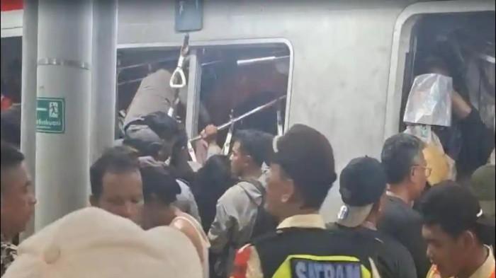 KECELAKAAN KERETA API – Kecelakaan kereta terjadi di Stasiun Bekasi Timur, Kecamatan Bekasi Timur, Kota Bekasi, pada Senin (27/4/2026) malam. Higga kini ada tujuh orang yang meninggal dunia.