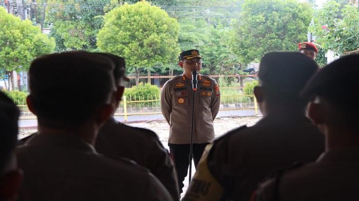 PIMPIN APEL — Kapolres Bangka, AKBP Deddy Dwitiya Putra saat memimpin apel personil Polsek Merawang dan menyampaikan sejumlah pesan, Rabu (29/4/2026).