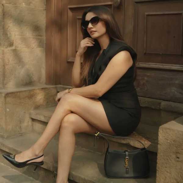 जूही भट्टने फिटेड स्लीक ब्लॅक मिनी ड्रेस कॅरी केला आहे. यात तिचा लूक सोफेस्टिकेटेड आहे. पेंसिल हील्ससह सनग्लासेस आणि हँडबॅगमुळे तिच्या लुकला लग्जरी टच मिळतो. तिने तिचे केस स्ट्रेट ठेवले असून मिनिमल एसेसरीजसह लुक कंप्लीट केलाय. (Image:juhi.bhatt/insta)