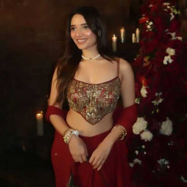 डीप रेड कलर  सेमी ट्रेडिशनल आउटफिटमध्ये जूही भट्ट गॉर्जियस दिसतेय.तिने हेवी एम्ब्रॉएडर्ड स्ट्रॅपी क्रॉप टॉप सह आणि फ्लोई काउल स्कर्ट कॅरी केला आहे. सोबत मॅचिंग दुपट्टा तिने मागून वळवून हातांवर ड्रेप केला आहे (Image:juhi.bhatt/insta)