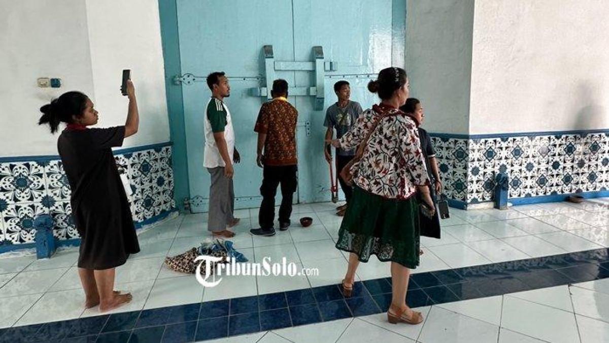 DIGEMBOK - Pintu Keraton Solo digembok pada Sabtu (13/12/2025). Hal itu berkaitan dengan Pakubuwono XIV Purboyo yang melakukan penggantian kunci sekitar 10 pintu. Peristiwa ini sempat diwarnai adu mulut antara kedua kubu yang sedang berselisih mengenai penerus tahta.