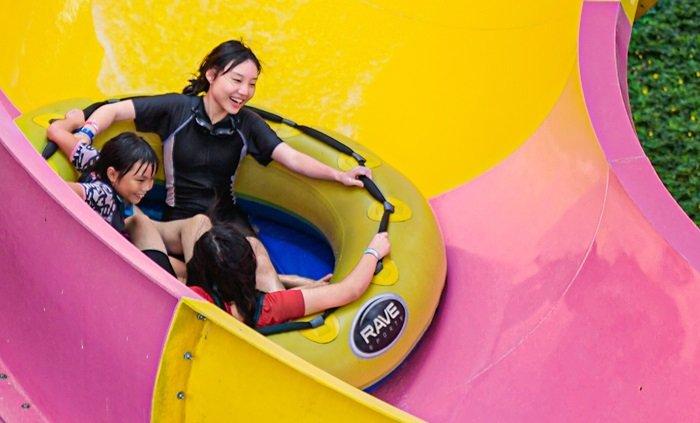 Cari tempat main air di Bandung? Wahoo Waterworld punya seluncuran ekstrem, wave pool, hingga area bermain anak yang menarik.