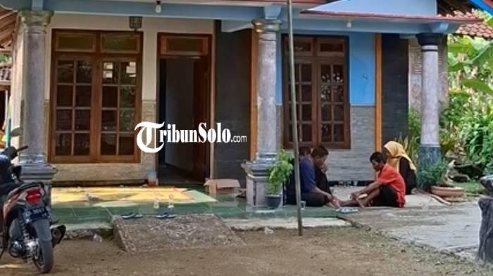 RUMAH DUKA - Suasana rumah duka korban kecelakaan kereta di Bekasi, tepatnya di Dusun Dawe Desa Watuagung Kecamatan Baturetno, Wonogiri pada Rabu (29/4/2026) sekitar pukul 10.00 WIB.  Jenazah Tutik Anita Sari (31) salah satu korban kecelakaan KRL dan KA Argo Bromo Anggrek dimakamkan di kampung halamannya.