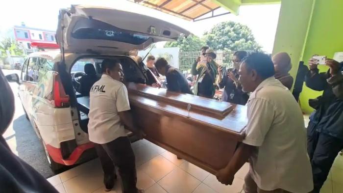 TABRAKAN KERETA - Peti jenazah Mia Citra (25) korban tabrakan KRL vs KA Agro Bromo Anggrek di RSUD Kota Bekasi, Bekasi pada Rabu (29/4/2026). Jenazah disemayamkan ke rumah duka di Perumahan Mangun Jaya Lestari II, Kabupaten Bekasi.