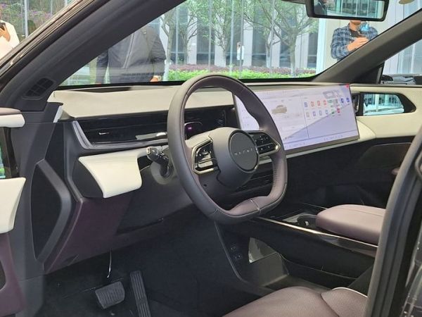 Bagian pengemudi Mazda EZ-60 alias CX-6e, terdapat layar yang menggantikan spion 