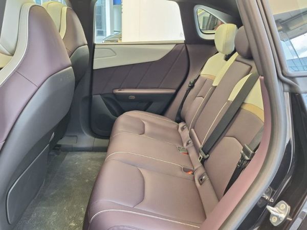 Bagian penumpang Mazda EZ-60 alias CX-6e