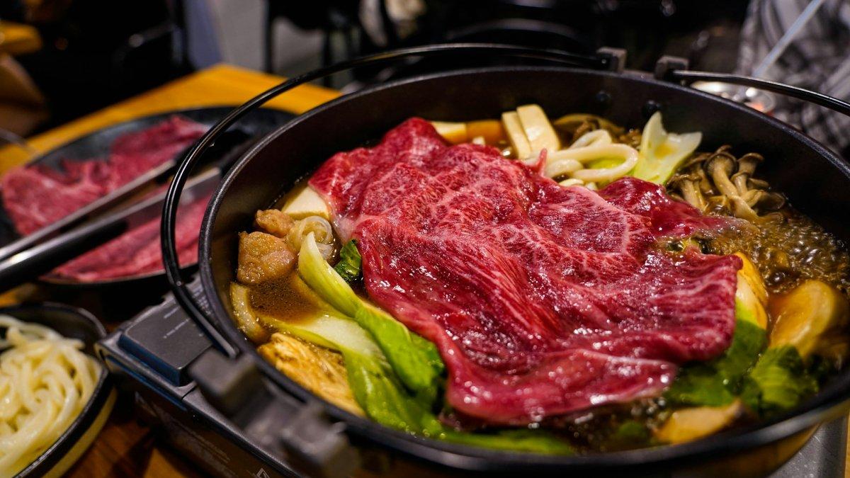 Sukiyaki bisa kamu coba buat makan malam dekat Stasiun Sudirman.