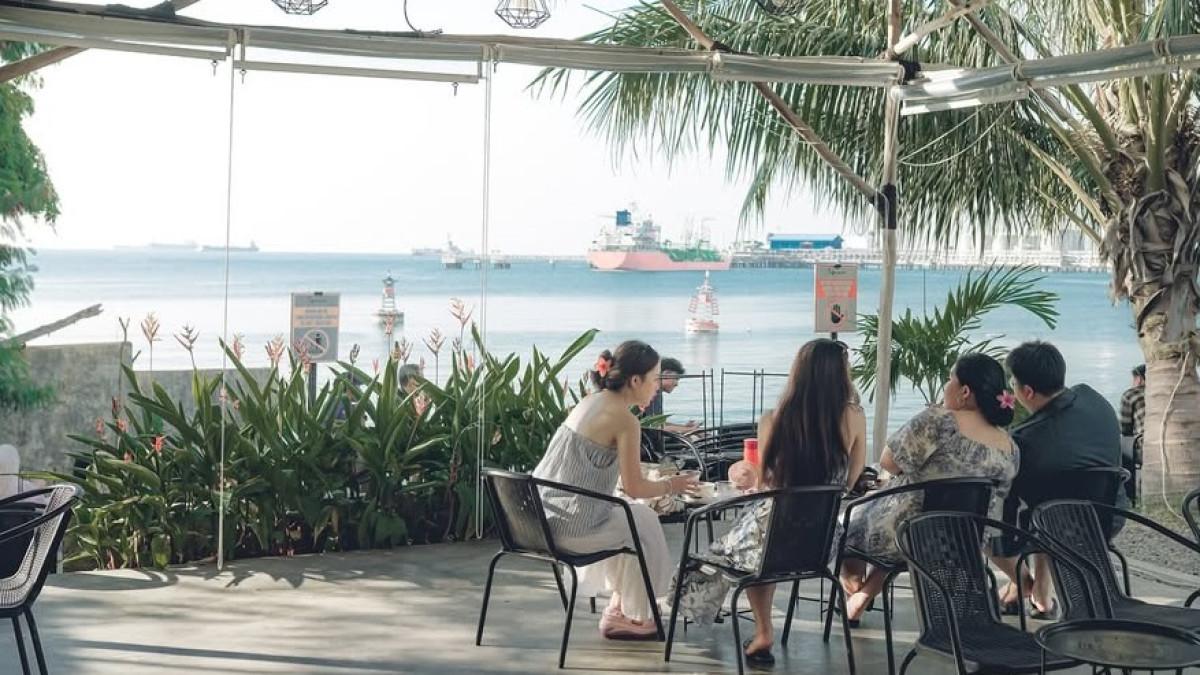 Tepian Laut Merak, satu tempat makan siang dekat Pelabuhan Merak.