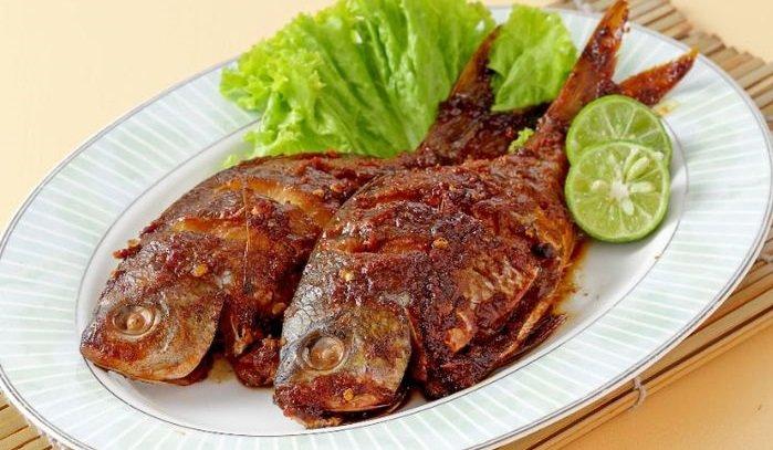 Seporsi ikan bakar enak dekat Pelabuhan Merak buat makan siang.