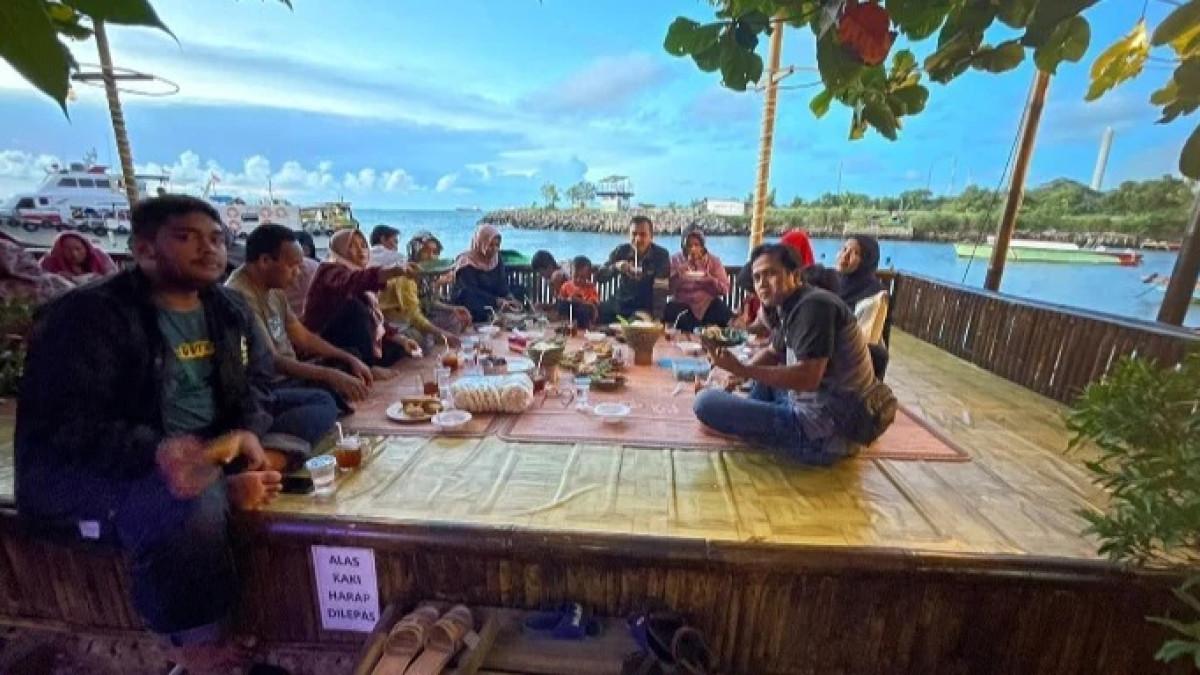 Rumah Makan Tradisional Sampoerna Rasee, satu tempat makan siang dekat Pelabuhan Merak.