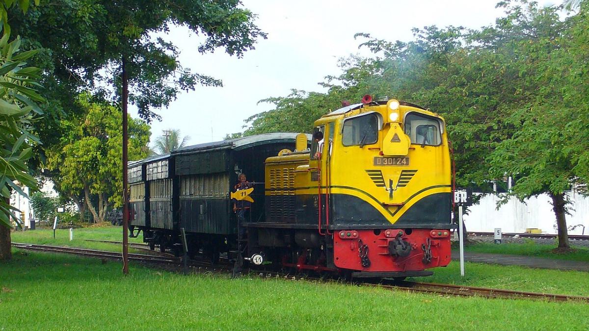 Naik kereta kayu heritage di Ambarawa jadi pilihan liburan seru sambil menikmati suasana klasik dan panorama pegunungan.