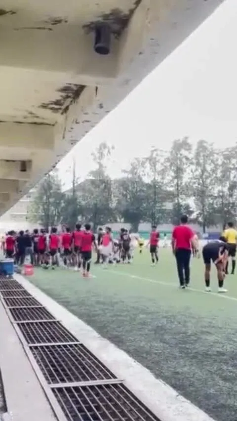 Young Indonesian player kicks kungfu into the opponent's back