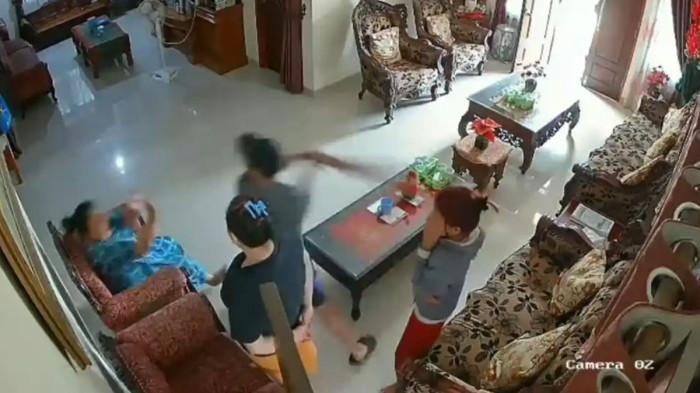 PEMBUNUHAN - Rekaman CCTV yang memperlihatkan pembunuhan disertai perampokan yang menimpa Dimaris Isni Sitio, nenek 60 tahun di Jalan Kurnia 2, Kelurahan Limbungan Baru, Kecamatan Rumbai, Pekanbaru, Kamis (30/4/2026).