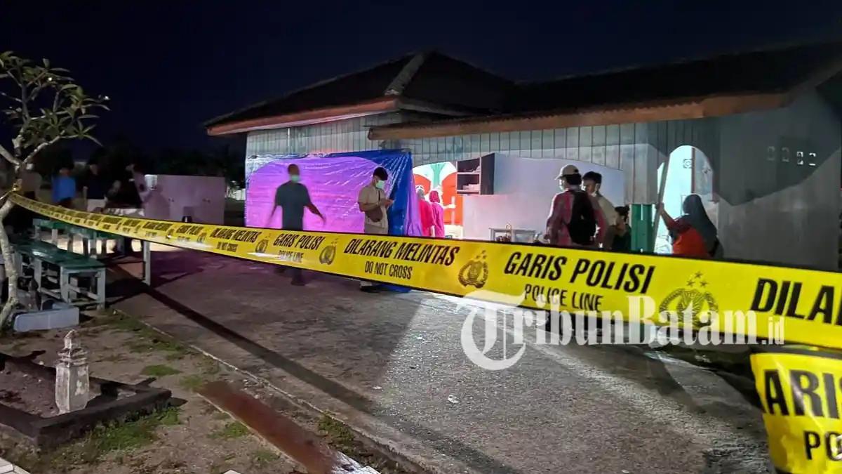 TPU TELEK - Potret ruang tunggu TPU Telek yang telah dipasangi garis polisi, Kamis (30/4/2026) malam. Di lokasi ini dilakukan Autopsi terhadap korban Syafitri Yana alias Diana yang ditemukan tewas dan terkubur di Dabo Singkep, Kabupaten Lingga, Provinsi Kepri.