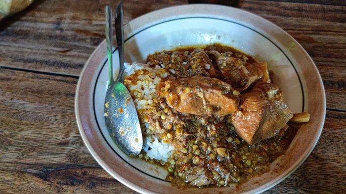KULINER PEDAS - Seporsi nasi rica ayam Mbok Usrek yang beralamat di Jalan Embarkasi H., Kelipan, Gagaksipat, Kec. Ngemplak, Kabupaten Boyolali, Jawa Tengah. Potret dibagikan pada September 2021