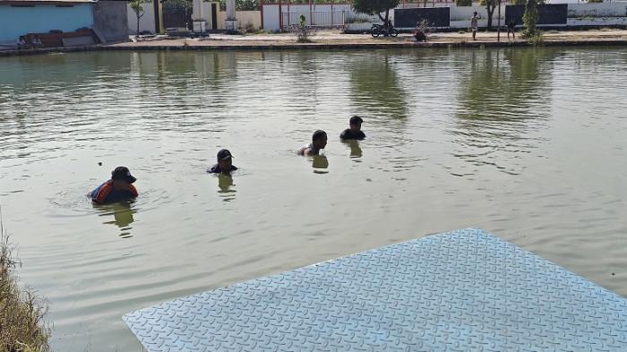 OBOK-OBOK: Tim Pemadam Kebakaran (Damkar) Satpol PP Kabupaten Sukoharjo melakukan aksi penyelamatan unik dengan mengevakuasi sebuah handphone (HP) merk Vivo yang tercebur di Telaga Pakujoyo, Gayam, Sukoharjo, Minggu (3/5/2026) pagi.