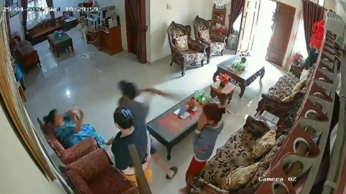 REKAMAN CCTV - Rekaman CCTV yang menampilkan adegan pelaku menghajar korban hingga tewas menggunakan sepotong kayu. Polisi mengungkap identitas dan hubungan 4 pelaku pembunuhan nenek 60 tahun di Rumbai Pekanbaru, terdiri dari 2 pria dan 2 wanita.