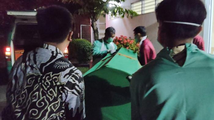 HISTERIS - Keluarga korban terlihat histeris usai melihat korban untuk terahir kalinya saat di kamar Jenazah RSUD Brebes pada Minggu (03/05/2026) dinihari.