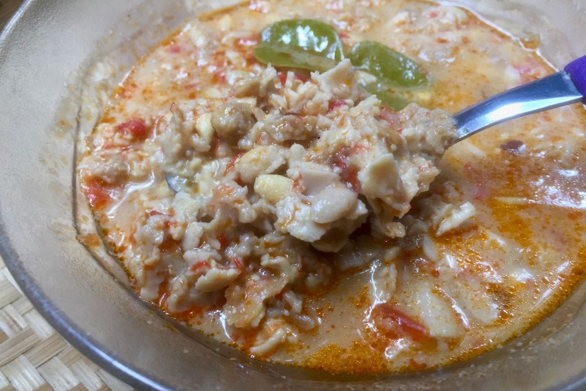 Lethok Ngawi adalah kuliner khas berbahan dasar tempe busuk (tempe semangit) yang dimasak dengan santan dan bumbu rempah, menghasilkan kuah kental gurih-pedas. 