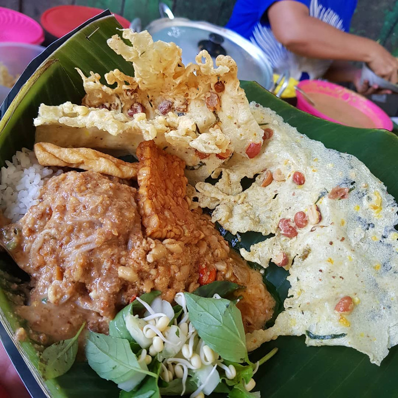 Nasi Pecel Ngawi adalah kuliner khas Jawa Timur berupa nasi dengan sayuran rebus yang disiram bumbu kacang kental dan agak kasar.