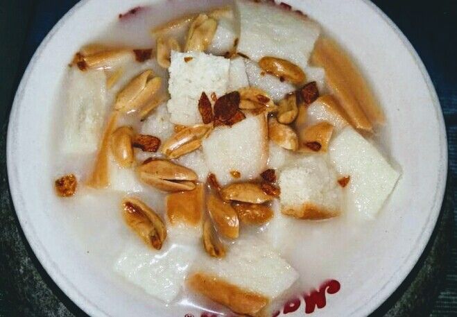 Wedang Cemue adalah minuman tradisional khas Kabupaten Ngawi, Jawa Timur, yang disajikan panas/hangat dengan kuah santan gurih, gula merah, dan jahe.