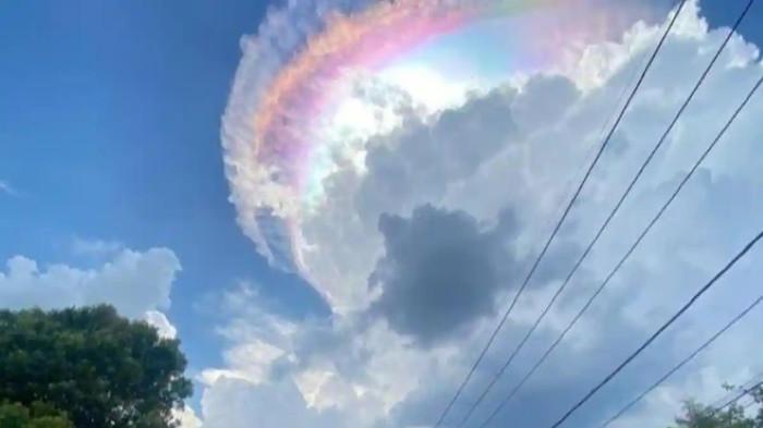 AWAN BERWARNA - Awan berwarna-warni terpantau di langit kawasan Jonggol, Bogor, pada Jumat (1/5/2026).