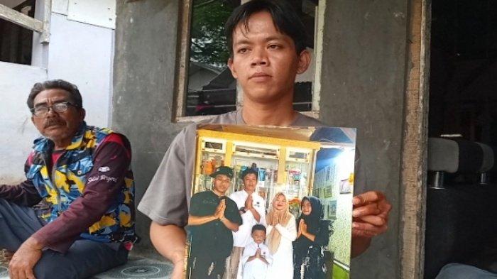 Tardi (26 tahun), kakak ipar almarhum Ahmad Hidayat saat dijumpai di rumah duka, Kampung Tanjung Sari, Desa Teluk, Kecamatan Labuan, Kabupaten Pandeglang, Banten. Adiknya menjadi korban pembacokan di hari pertamanya merantau ke Jakarta.