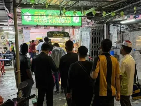 Tunawisma tolak makan di kedai Hanya Minta Lauk Ikan, Kisah Tunawisma Ini Bikin Pemilik Kedai Terharu