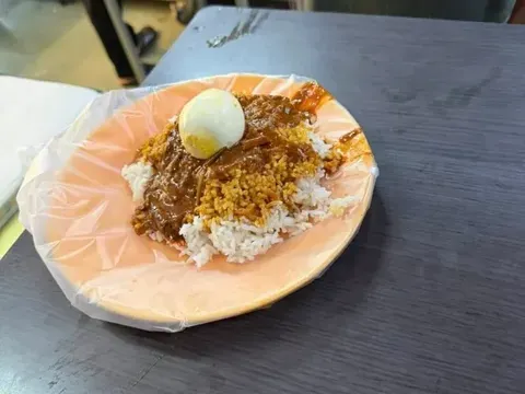 Tunawisma tolak makan di kedai Hanya Minta Lauk Ikan, Kisah Tunawisma Ini Bikin Pemilik Kedai Terharu