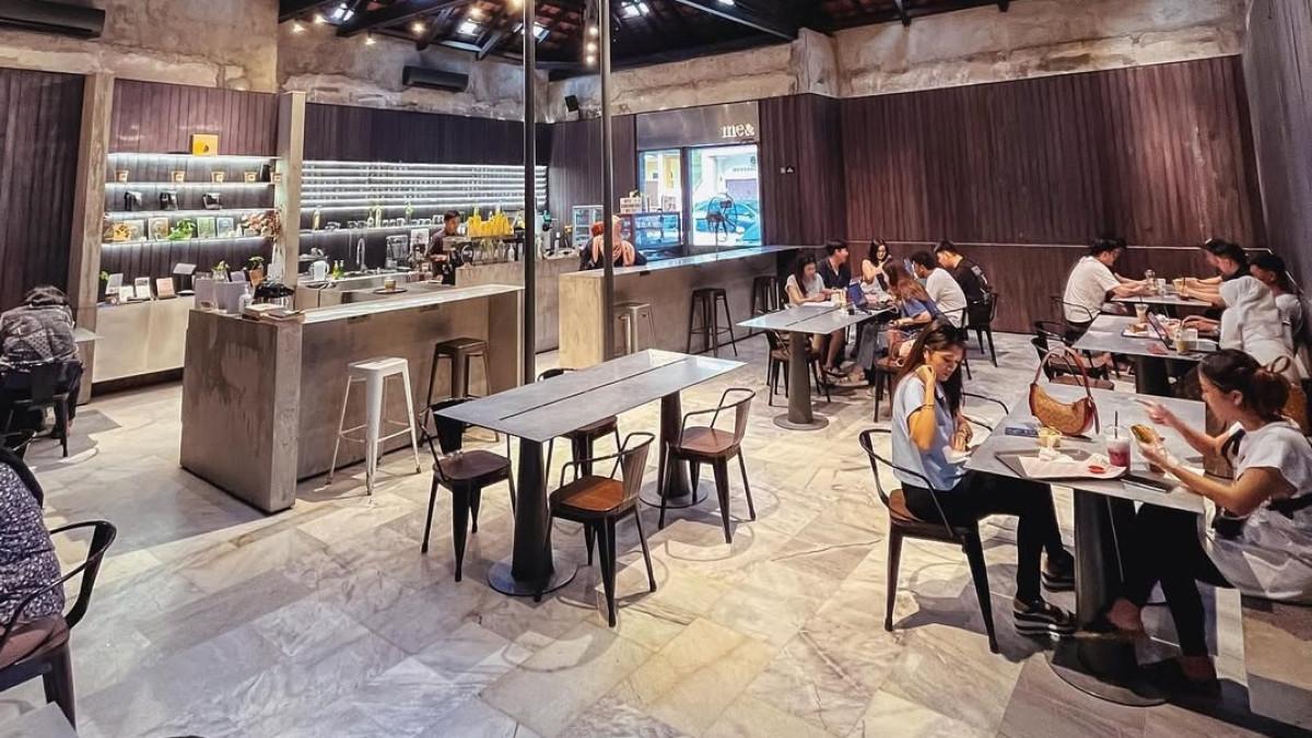 me& Coffee Works, satu kafe di Medan yang buka sejak pagi dan cocok buat WFC maupun nugas.