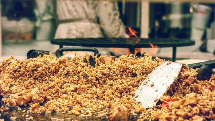 Ilustrasi sajian nasi goreng babat enak di Semarang untuk kuliner malam.