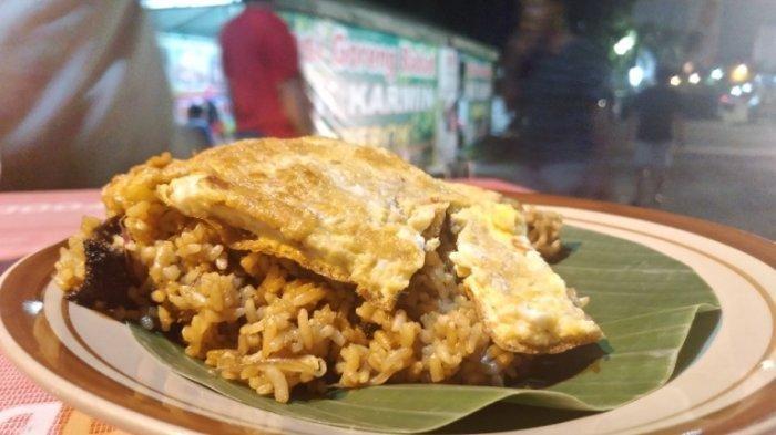 Seporsi nasi goreng babat Pak Karmin Berok Semarang.