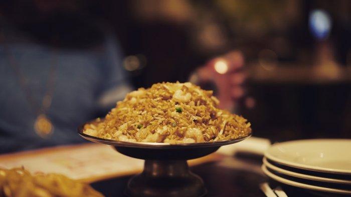 Ilustrasi sajian nasi goreng babat enak untuk makan malam di Semarang.