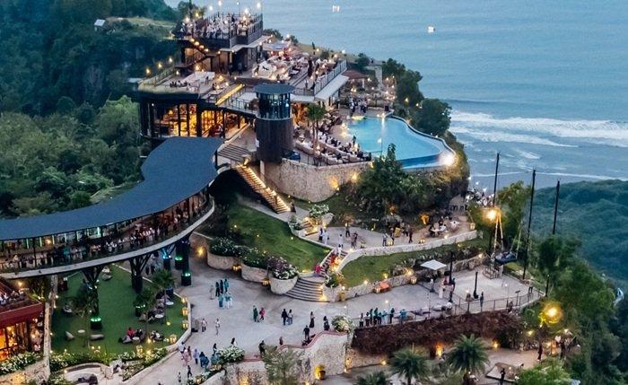 WISATA JOGJA - Potret wisata Obelix Sea View di Gunungkidul, Jogja yang ramai dipenuhi wisatawan.
