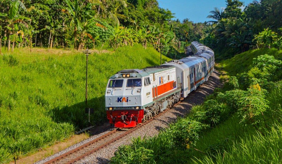 Ilustrasi perjalanan KA Mutiara Timur yang melayani rute Surabaya-Banyuwangi PP.
