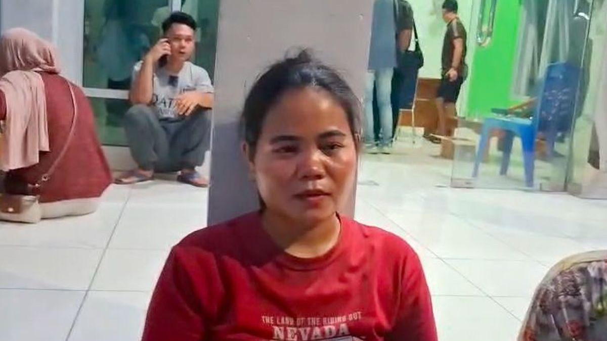 KECELAKAAN MAUT - Puspa, istri dari Hariyanto alias Yanto, sopir mobil tangki yang tewas dalam kecelakaan maut di Jalinsum wilayah Kecamatan Karang Jaya, Kabupaten Musi Rawas Utara (Muratara), ketika berada di rumah sakit Siti Aisyah, kota Lubuklinggau, Sumatera Selatan, pada Rabu (6/5/2026).