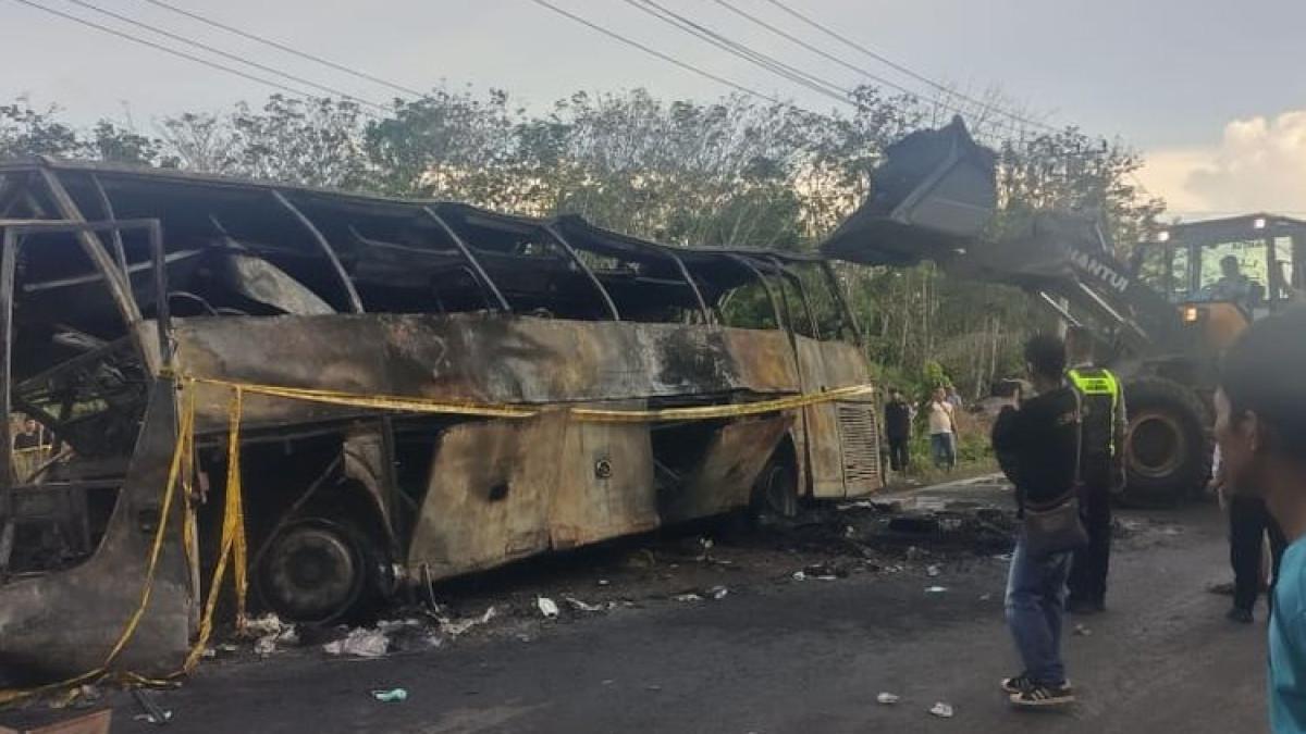 SOPIR TANGKI ALS - Ariyanto, sopir mobil tangki BBM yang tewas dalam kecelakaan Bus ALS di Muratara, diketahui baru menikah dan meninggalkan tiga anak.