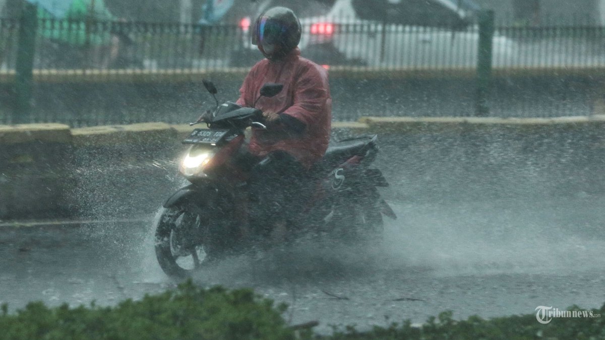 Sejumlah kendaraan menerobos hujan di kawasan Cempaka Putih, Jakarta Pusat, Sabtu (27/1/2024). Badan Meteorologi, Klimatologi, dan Geofisika (BMKG) memperkirakan awal tahun 2024 diprediksi akan menjadi puncak musim hujan di Indonesia, sebagian besar wilayah akan mengalami puncak musim hujan pada bulan Januari dan Februari 2024, yaitu sebanyak 385 Zona Musim (ZOM) atau sekitar 55 persen wilayah, jika dibandingkan terhadap normal puncak musim hujan, puncak musim hujan di sebagian besar daerah diprakirakan sama dengan normalnya yaitu sebanyak 351 ZOM. Warta Kota/Yulianto