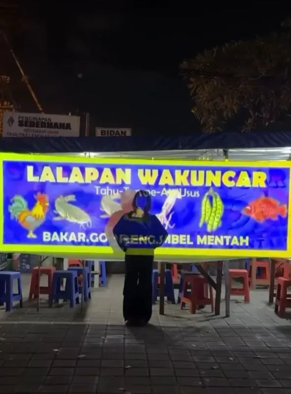Tenda Pecel Lele Ini Disulap Jadi Instalasi Seni Visual Modern