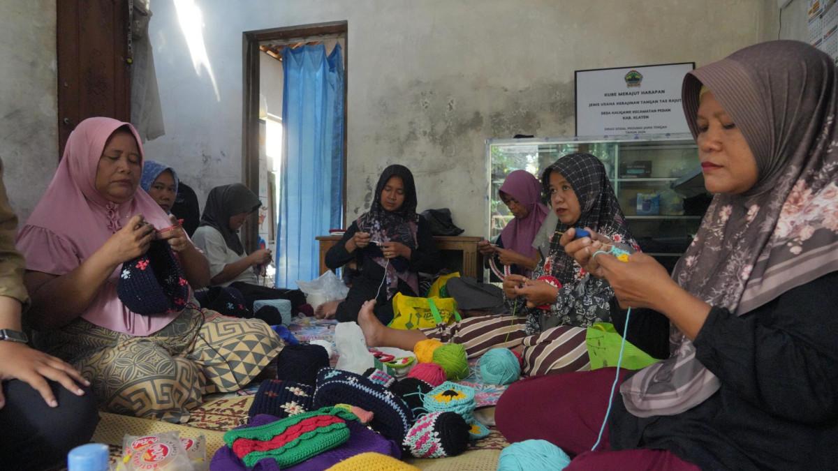 BERITA KLATEN - Potret masyarakat Klaten saat membuat tas rajut.
