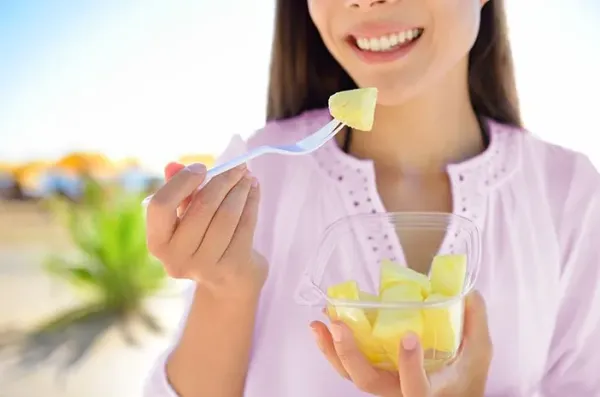 Hamil Tua, Wanita Ini Malah Pamer Hobi Makan Buah Nanas
