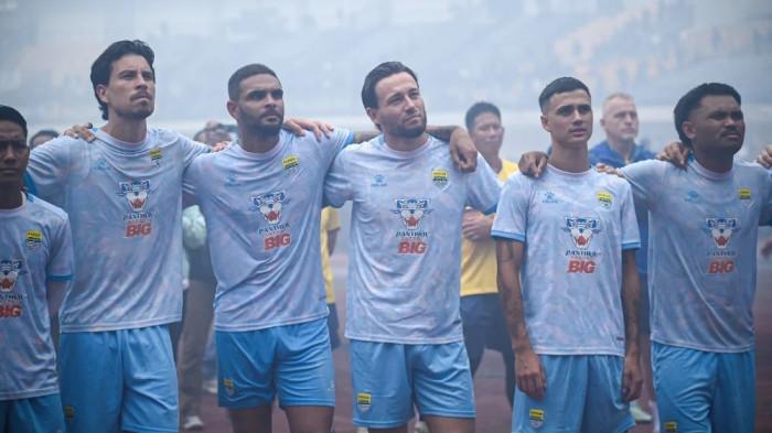 Persib Bandung mendapatkan tambahan semangat dan motivasi dari Bobotoh jelang bentrok melawan Persija Jakarta pada pekan ke-32 BRI Super League 2025/26. Ribuan Bobotoh memadati tribun Stadion Gelora Bandung Lautan Api (GBLA) usai Persib menyelesaikan persiapan di latihan Kamis (7/5).