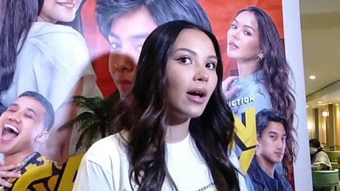 Aktris Alyssa Daguise usai perilisan trailer film Catatan Si Boy di CGV Grand Indonesia, Jakarta Pusat, Kamis (22/6/2023).(KOMPAS.com/ MELVINA TIONARDUS)