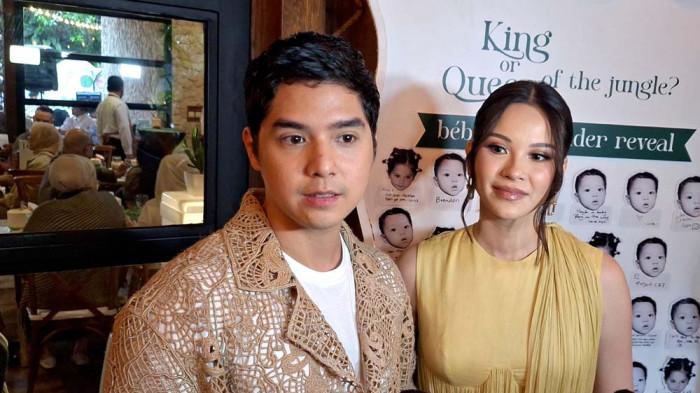 MENANGIS - Al Ghazali dan Alyssa Daguise menggelar acara gender reveal atau mengumumkan jenis kelamin anak pertama mereka di kawasan Ampera, Jakarta Selatan, Minggu (21/12/2025). Al mengaku menangis di atas panggung saat tahu anak pertamanya perempuan. (Ari)