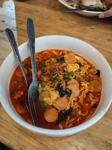 Menu mie dokdok di Warung Tiada Tara UNS