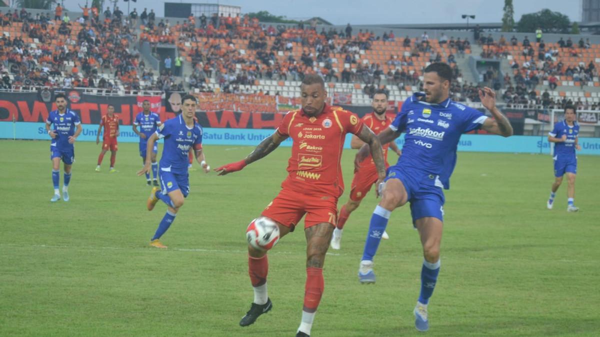 Pemain Persija Jakarta Gustavo Almeida dikawal pemain Persib Bandung di Stadion Segiri, Samarinda, Minggu (10/5/2026)