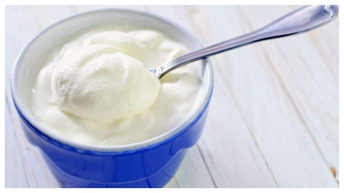 Yoghurt bisa kamu gunakan sebagai masker rambut untuk perawatan di rumah.