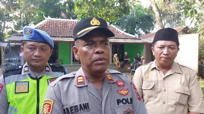 WAWANCARA - Kapolsek Buayan, Iptu Walali Saebani memberikan keterangan kepada wartawan mengenai penganiayaan berujung kematian di Desa Jogomulyo Kecamatan Buayan Kabupaten Kebumen, Selasa (12/5/2026).